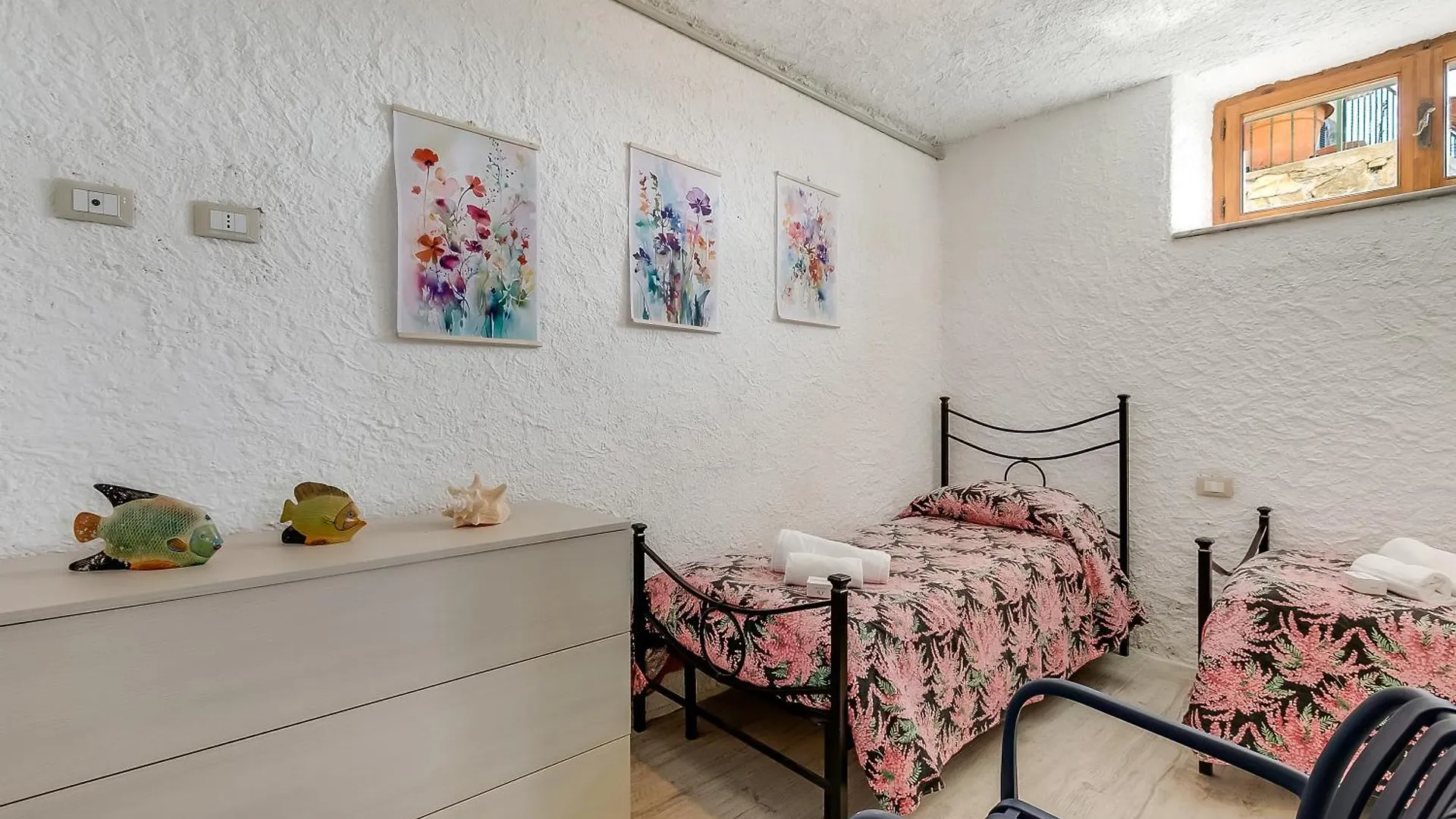 Family Friendly Rosa House Amazing View - Happy Rentals Barga 0*,  Italia